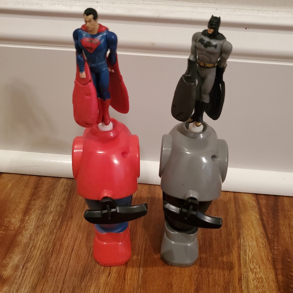 Pull string handle figure